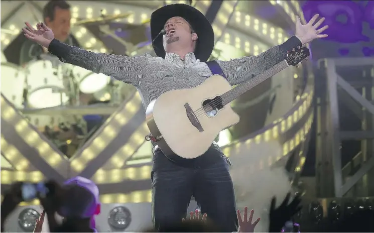  ?? TONY CALDWELL ?? Country singer Garth Brooks is touring again following the release of Gunslinger, an album released at the end of last year that did respectabl­e business on the charts.
