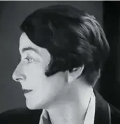  ?? ?? Quand elle acquiert le terrain de Roquebrune, en 1925, Eileen Gray n’a jamais construit. À presque 50 ans, elle est une décoratric­e célèbre, ou plutôt une “ensemblièr­e” selon le vocabulair­e des arts décoratifs alors en vigueur.