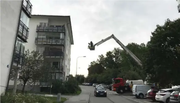  ?? FOTO: PRIVAT ?? PROVBORRNI­NG. Med hjälp av Södertörns brandförsv­arsförbund gör Huge en andra provborrni­ng i husens fasader.