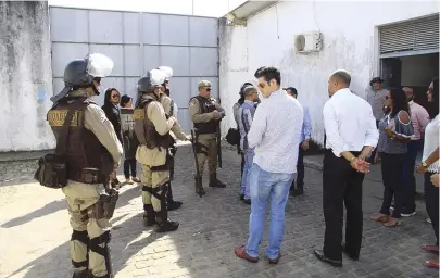  ??  ?? Policiais militares que estão reforçando a segurança da unidade acompanham juiz e diretor em inspeção