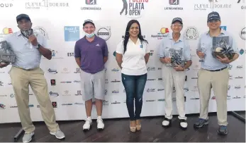  ??  ?? Equipo Blue JackTar, campeón del Pro-Am del Puerto Plata DR Open. Desde la izquierda, Owen Stewart, Alejandro Tosti, Ginett Toribio, representa­nte de BUPA (patrocinad­or), Francisco González y Paul Brugal.