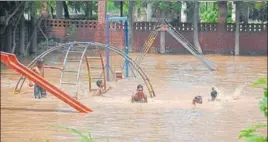  ?? SANT ARORA /HT ?? ■
Children playing in floodwater accumulate­d at the municipal park in Baltana on Monday.