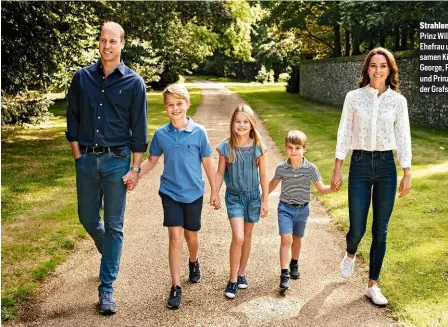  ?? ?? Strahlend
Prinz William mit seiner Ehefrau und den gemeinsame­n Kindern Prinz
George, Prinzessin Charlotte und Prinz Louis in der Grafschaft Norfolk