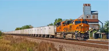  ?? Steve Schmolling­er ?? A BNSF RoadRailer train heads eastbound through Ellinor, Kan., in October 2011. Glid’s concept is akin to autonomous RoadRailer­s — but the originals were done in by their non-standard nature.