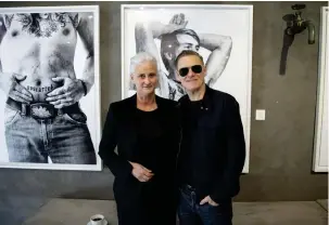  ??  ?? PÅ SNABB-BESÖK. Bryan Adams höll sitt löfte till Nette Johansson (lilla bilden Göteborg. Bilden med gitarren tagen av Jeff Mcintosh/tt.