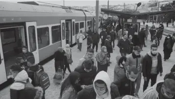  ??  ?? Le train a sifflé de nouveau à la gare ferroviair­e d’Agha