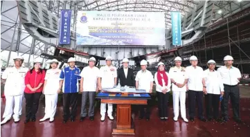  ??  ?? Liew (centre) and others pose with the replica of the Littoral Combat Ship (LCS) at the Boustead Naval Shipyard. — Bernama photo