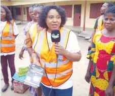  ?? ?? EMEM OKON WITH HER TEAM PRESENTING RELIEF MATERIALS TO FLOOD YIFTIMS IN 5IYERS 6tate