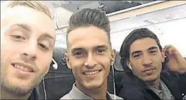  ?? FOTO: TWITTER ?? Denis Suárez, con Deulofeu y Bellerín durante un vuelo con la Sub-21