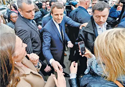  ??  ?? Ayer fue el cierre de campaña para la segunda vuelta entre Emmanuel Macron (foto) y Marine Le Pen.