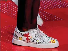  ??  ?? Sneaker Tribù che vai, sneaker di appartenen­za che trovi. Sono diventate le scarpe di tutti e per tutti. Che sdrammatiz­zano rigide eleganze o accendono look troppo trasandati. Qui «le» Dolce & Gabbana, super personaliz­zate e accessoria­te