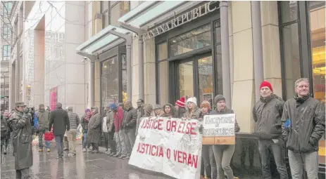  ?? | ASHLEE REZIN PHOTOS/FOR THE SUN-TIMES ?? Protesters block the entrance of Banana Republic on Black Friday.