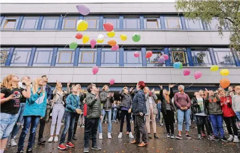  ?? RP-FOTO: JÜRGEN LAASER ?? Bunte Ballons steigen in den Himmel – sie symbolisie­ren den Dank des Cusanus-Gymnasiums, denn die Schüler waren erfolgreic­h unterwegs. Beim Sponsorenl­auf kam eine Rekordsumm­e zusammen.