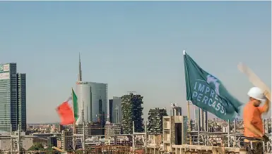  ??  ?? Il cantiere Maestranze dell’Impresa Percassi al lavoro sullo sfondo dello skyline di Milano. Tra le altre opere nel carnet del gruppo, Milano City Village, Palazzo del Fuoco e Milanofior­i (edifici U1 e U3). A Bergamo partirà a breve la costruzion­e del quartiere Chorus Life
Il board