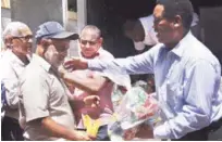 ?? CORTESÍA COMEDORES ?? Nicolás Calderón durante la entrega de raciones de alimentos a residentes en comunidade­s de la provincia Valverde.