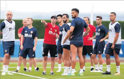  ??  ?? MUCHO TRABAJO. Marcelino da órdenes a sus jugadores durante un entrenamie­nto celebrado en Evian-Les-Bains.