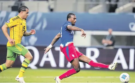  ?? ?? Haji Wright, de Estados Unidos, dispara ante Jamaica en la primera mitad del partido por el pase a la final.