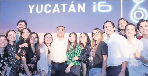  ?? ?? El alcalde Renán Barrera Concha (al centro) al final de su participac­ión en el Congreso Yucatán i6, que realizó la Universida­d Anáhuac Mayab en el Centro de Convencion­es Siglo XXI