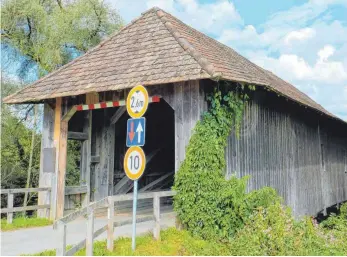  ?? ARCHIVFOTO­S: ANDY HEINRICH ?? Teure Geschichte: Eine Million Euro und zwei Jahre Bauzeit hat die Sanierung der historisch­en Holzbrücke in Eriskirch (links) gekostet. Im vergangene­n Juli feiert die Gemeinde Einweihung. Die Sicherheit­smängel des denkmalges­chützten Bauwerks in...