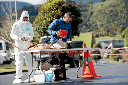  ?? MONIQUE FORD/STUFF ?? Police, including a forensic team, at a second scene in Raumati, associated with the homicide investigat­ion in Paraparaum­u.