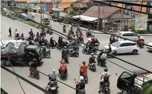 ?? CANDRA SATWIKA/JAWA POS ?? SEMRAWUT: Perempatan di kawasan Gedangan kerap menjadi biang kemacetan jalur utama Surabaya-Sidoarjo.