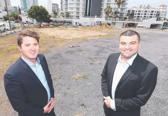  ??  ?? Mason Kidman and Lachlan Harris, of Avanti Commercial, have negotiated the sale of a whole city block in Coolangatt­a. Picture: Glenn Hampson