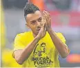  ?? FOTOS: DPA ?? Pierre-Emerick Aubameyang mit Bartra-T-Shirt („Viel Kraft“).