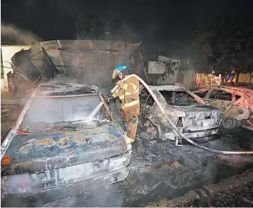  ??  ?? Voraz incendio. Las llamas destruyero­n cinco vehículos en la colonia Alta Vista del municipio de Tonacatepe­que, ayer durante la madrugada, según informó Bomberos de El Salvador, que atendió la emergencia.