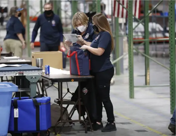  ?? AFP ?? Empleados de la Supervisió­n de Elecciones en Largo, Florida, participab­an en el escrutinio de los votos, este martes 3 de noviembre.