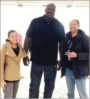  ?? BOBBY ARIFIN/JAWA POS ?? KENANGAN INDAH: Rocky Padila dan Pingkan Irwin saat meminta tanda tangan Shaquille O’Neal di Jakarta pada 1997. Kemarin, Rocky dan Pingkan bertemu lagi dengan O’Neal di Los Angeles, California.