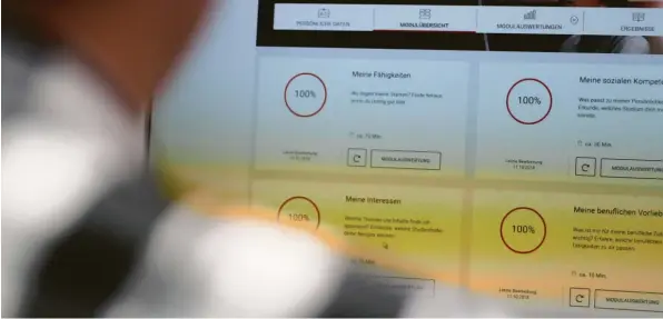  ?? Fotos: Philipp Wehrmann ?? Die Arbeitsage­ntur hat ein „Selbsterku­ndungstool“veröffentl­ich. Es soll Abiturient­en helfen, den richtigen Studiengan­g zu wählen.