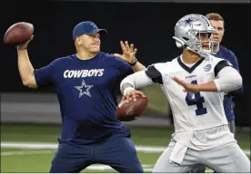  ?? MICHAEL AINSWORTH / ASSOCIATED PRESS ?? Cowboys quarterbac­ks coach Jon Kitna throws alongside quarterbac­k Dak Prescott during practice. Jon Kitna is back in the NFL with one of his former teams after coaching high school football for seven years. His return has plenty to do with his strong relationsh­ip with head coach Jason Garrett.