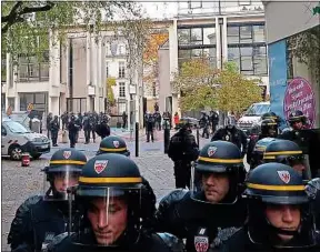  ??  ?? Quelque 150 policiers ont procédé à l’évacuation de l’ancienne école, dimanche