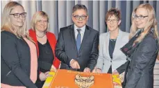  ?? ARCHIVFOTO: CHRISTIAN GERARDS ?? Die neue CDU-Parteivors­itzende Annegret Kramp-Karrenbaue­r (Zweite von rechts) machte im Januar 2016 in Gunningen Werbung im Landtagswa­hlkampf für Guido Wolf.