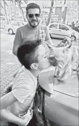  ??  ?? Durante las vacaciones escolares de diciembre, niños y mascotas disfrutan la ciudad y la mutua compañía ■ Foto Marco Peláez