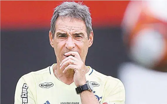  ?? GILVAN DE SOUZA/FLAMENGO ?? Paulo César Carpegiani fez elogios à dedicação dos jogadores: time vem encontrand­o solidez defensiva, mesmo com revezament­o de zagueiros