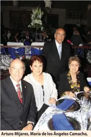  ??  ?? Arturo Mijares, María de los Ángeles Camacho, Chacha Sentíes de Mijares y Manuel Mijares.