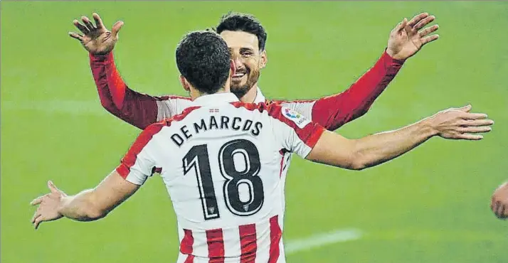  ?? FOTO: IGNACIO PÉREZ ?? Alegrón Aduriz acude a celebrar el 0-2 con De Marcos, autor del centro que propicio el autogol de Feddal que sentenció el triunfo rojiblanco en el Benito Villamarín