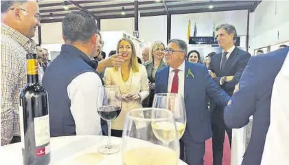  ?? R.M. X ?? La presidenta María Guardiola, junto al alcalde José María Ramírez, haciendo una visita a los expositore­s de Iberovinac.