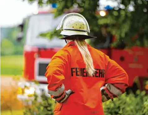  ?? Foto: dpa ?? Die Feuerwehre­n sind nach wie vor männlich – auch, wenn immer mehr Frauen das Ehrenamt begleiten wollen.