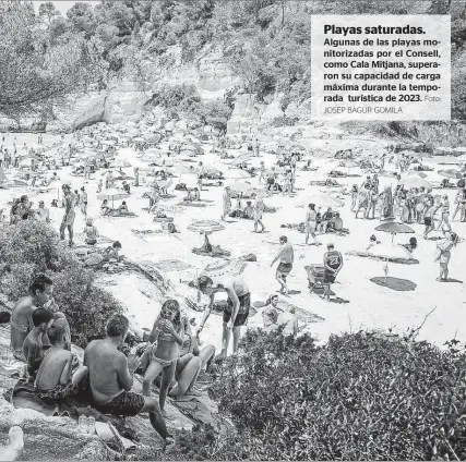  ?? JOSEP BAGUR GOMILA Foto: ?? Playas saturadas. Algunas de las playas monitoriza­das por el Consell, como Cala Mitjana, superaron su capacidad de carga máxima durante la temporada turística de 2023.