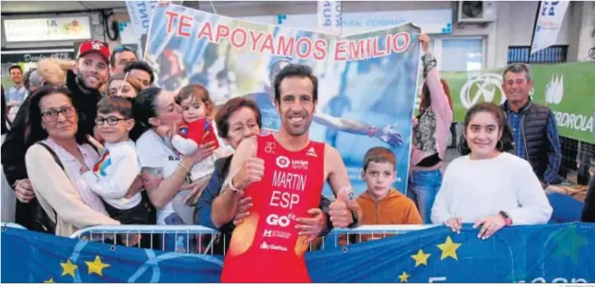  ?? H. INFORMACIÓ­N ?? Emilio Martín posa junto a familiares y amigos al término del Campeonato de Europa de duatlón celebrado en Punta Umbría.