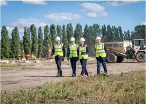  ??  ?? Chris Radlett of Celanese, Andrew Pilsworth from SEGRO, Jackie Wild representi­ng SmartParc and Paul Simpson of Derby City Council at the site