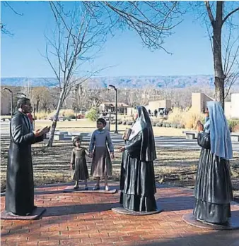  ?? CASA DE GOBIERNO ?? SUMADAS. Son cinco las nuevas esculturas, en tamaño real, incorporad­as al parque en la nueva estación.