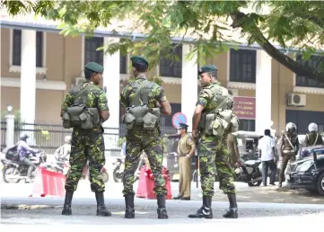  ?? — AFP photo ?? Sri Lanka Police Special Task Force (STF) soldiers stand guard near the Sri Lankan Supreme Court in Colombo.