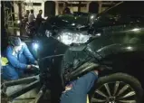  ?? ELVANI KURNIAWAN/JAWAPOS.COM ?? MASUK RS LAGI: Setnov menjalani perawatan di RS Medika Permata Hijau, Jakarta, tadi malam. Foto kanan, petugas derek mengevakua­si mobil yang ditumpangi Setnov.