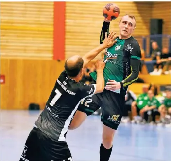  ?? RP-FOTO: ACHIM BLAZY ?? Lintorfs Torjäger Sebastian Thole hat den wichtigen Derby-Termin im Blick.