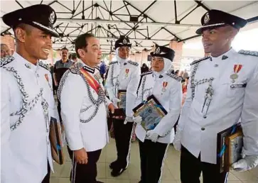  ?? (Foto Mohd Yusni Ariffin/bh) ?? Mazlan pada majlis Perbarisan Tamat Latihan Program Latihan Asas Kepolisan Kadet Inspektor Bil 5 Siri 1/2019 di Pusat Latihan Polis Kuala Lumpur, semalam.