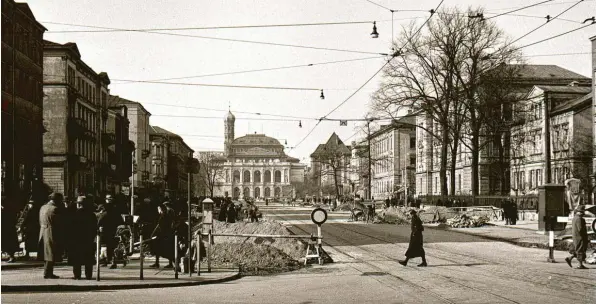  ?? Fotos: Sammlung Häußler ?? Die Fuggerstra­ße wird 1939 zur Aufmarschs­traße zwischen Gauforum und Stadttheat­er verbreiter­t. Die Bäume werden abgeholzt und die Vorgärten eingeebnet.