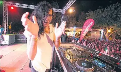  ?? SANDRA ALMAZÁN ?? El polifacéti­co Mario Vaquerizo, marido de Alaska, ejerció de DJ en el
Village